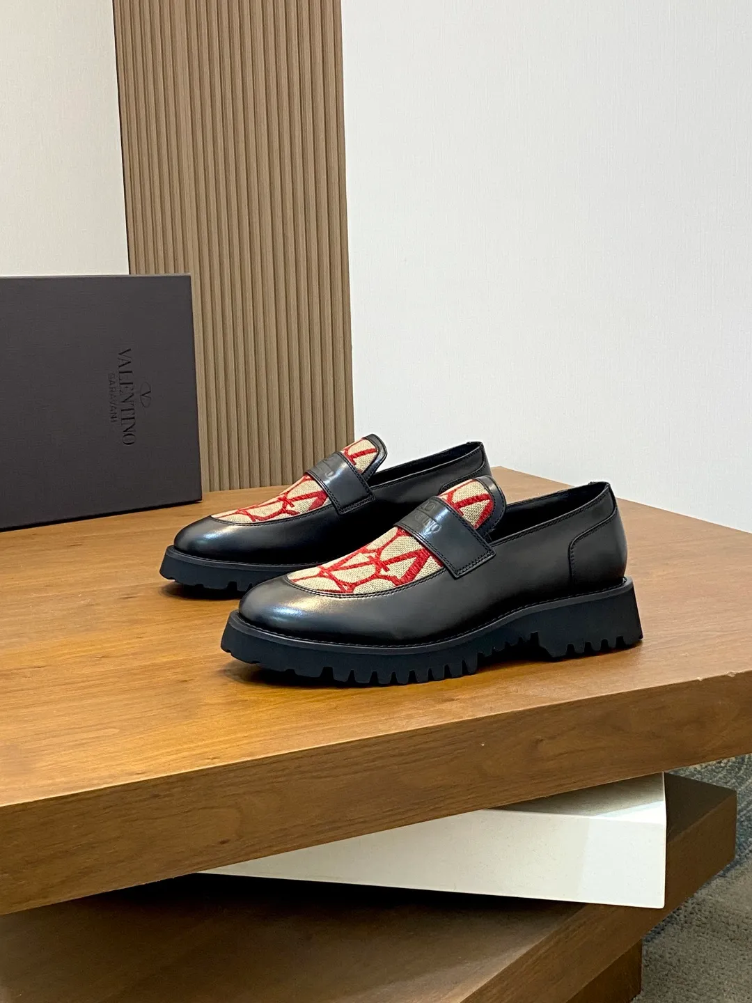 Men's shoes 💰740 VALENTINO Valentino's new men's fashionable casual leather shoes. These leather shoes are made of imported cowhide leather uppers, dyed calfskin lining and calfskin insoles. The upper foot is soft, comfortable and breathable. Comes with complete packaging in the original box! Visible details and quality. Size: 39-44 (customized at 38.45.46)